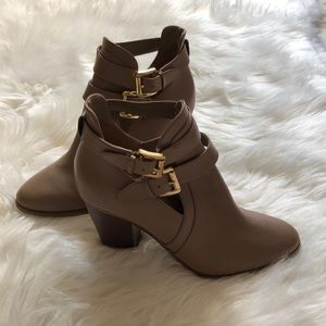 Michael Kors tan ankle boots 👢Size 8